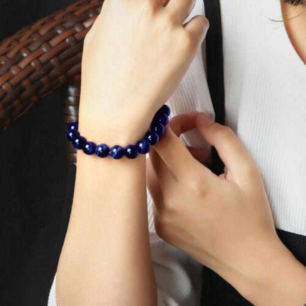 Stilrent blått tigerøye armbånd. Et unisex smykke som gir energi, ro og beskyttelse mot negativitet.