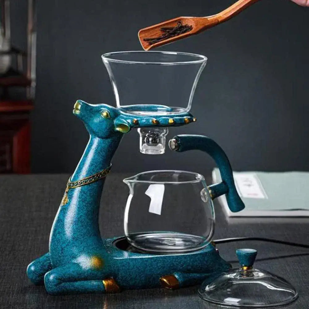 Teinfuser tekanne i bruk, brygger varm te i elegant glasskanne med hjortedesign, perfekt for teelsker.