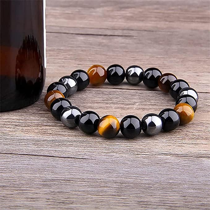 Nærbilde av unisex armbånd med polerte natursteiner: tigerøye, svart obsidian og sølvfarget hematitt.
