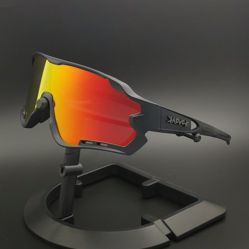 Slitesterk polykarbonat sportsbrille, fotokromatisk for allsidig bruk utendørs.