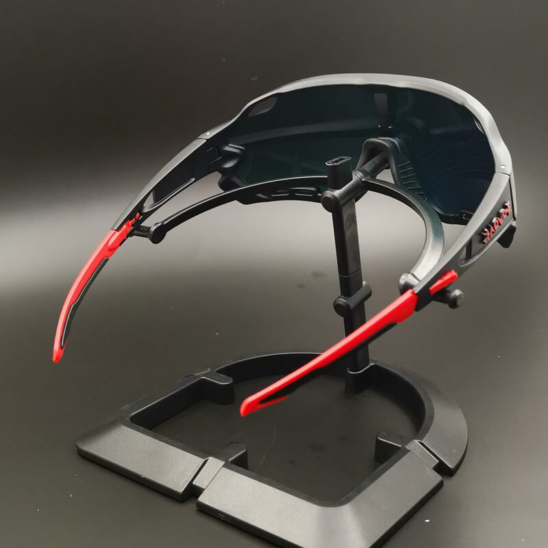 Sportsbrille for optimal sikt. Fotokromatisk, polarisert og antidugg funksjonalitet.