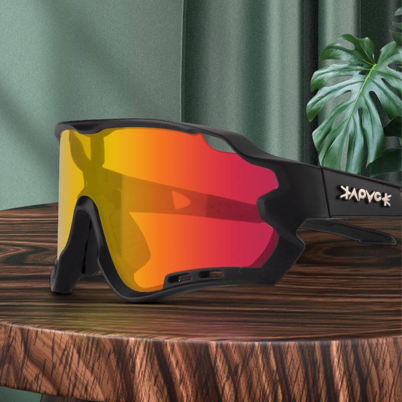 Fotokromatisk sykkelbrille med antidugg-funksjon. Optimalisert for klar sikt og komfort.