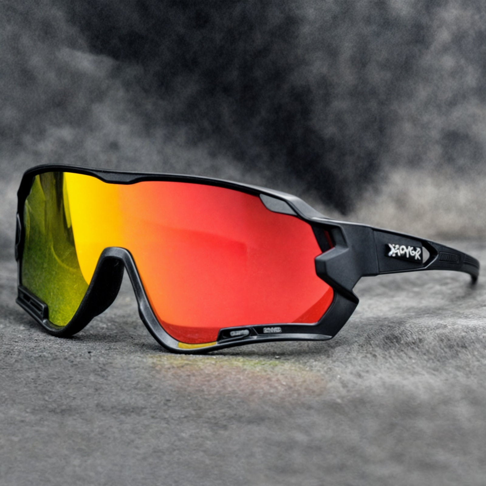 Hånd som holder lett fotokromatisk sportsolbrille, klar for sport og utendørsaktiviteter.