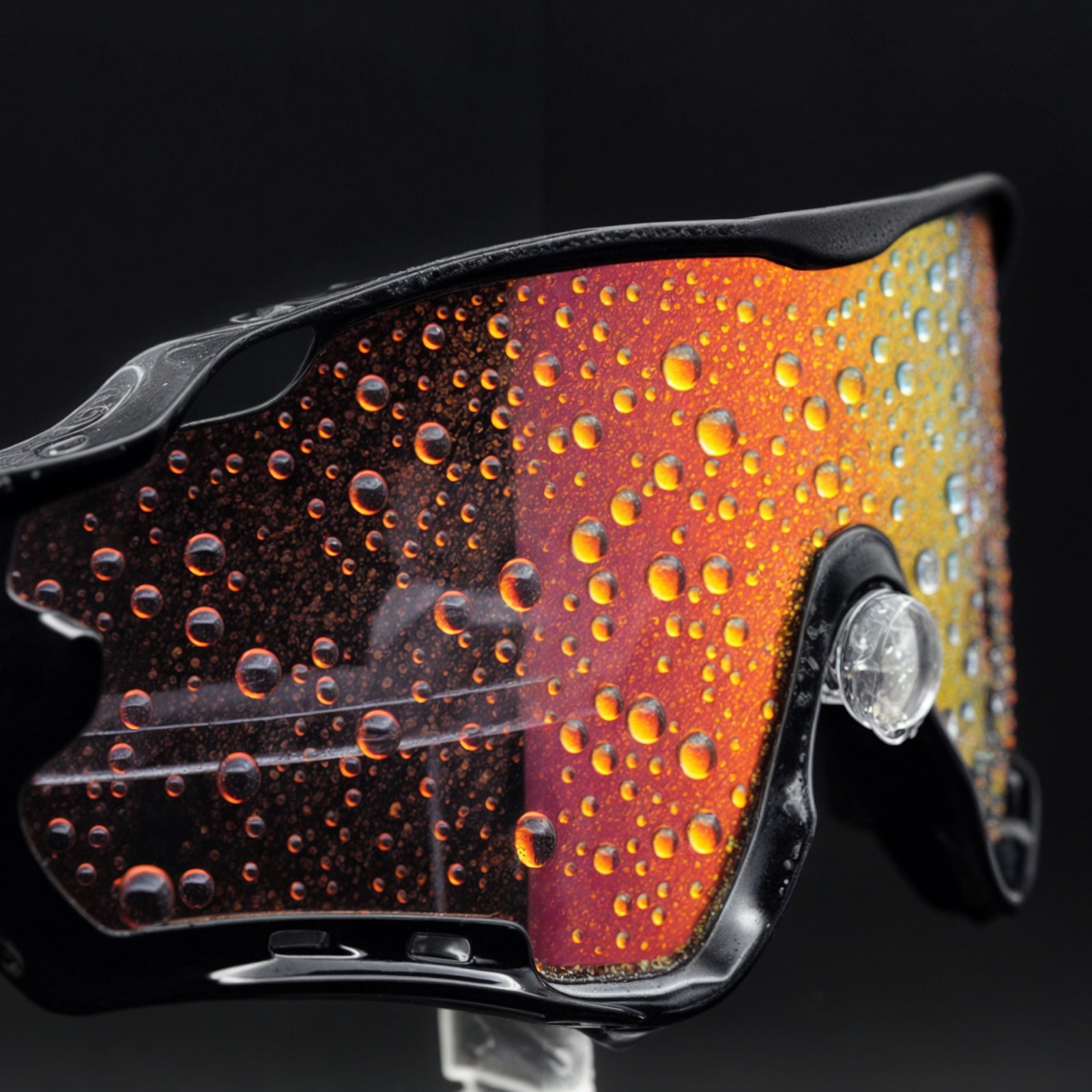 Sportsolbrille unisex med fotokromatisk teknologi, sammen med sykkelhjelm.