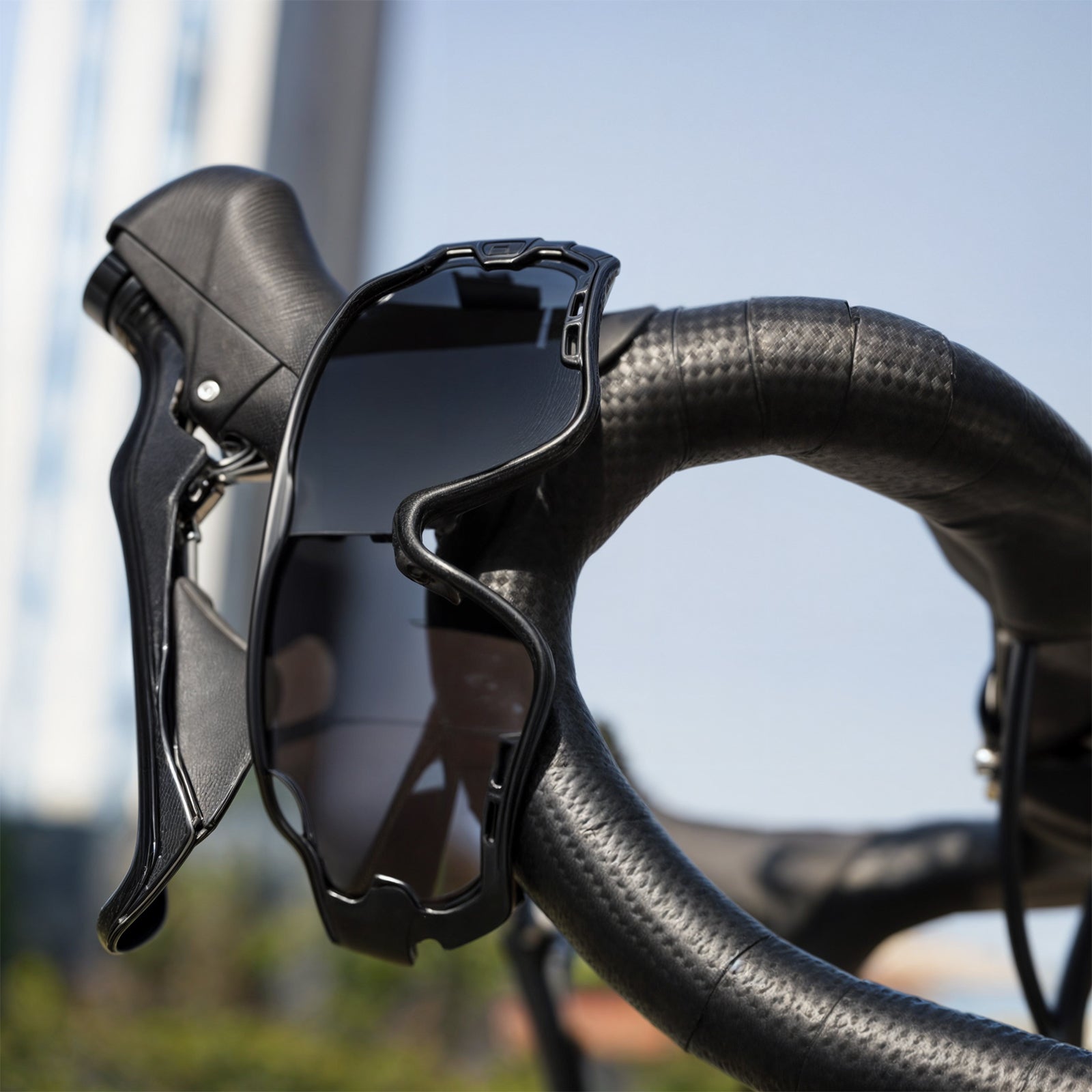 Sportsolbrille fotokromatisk i naturbilde, gir beskyttelse og klar sikt.