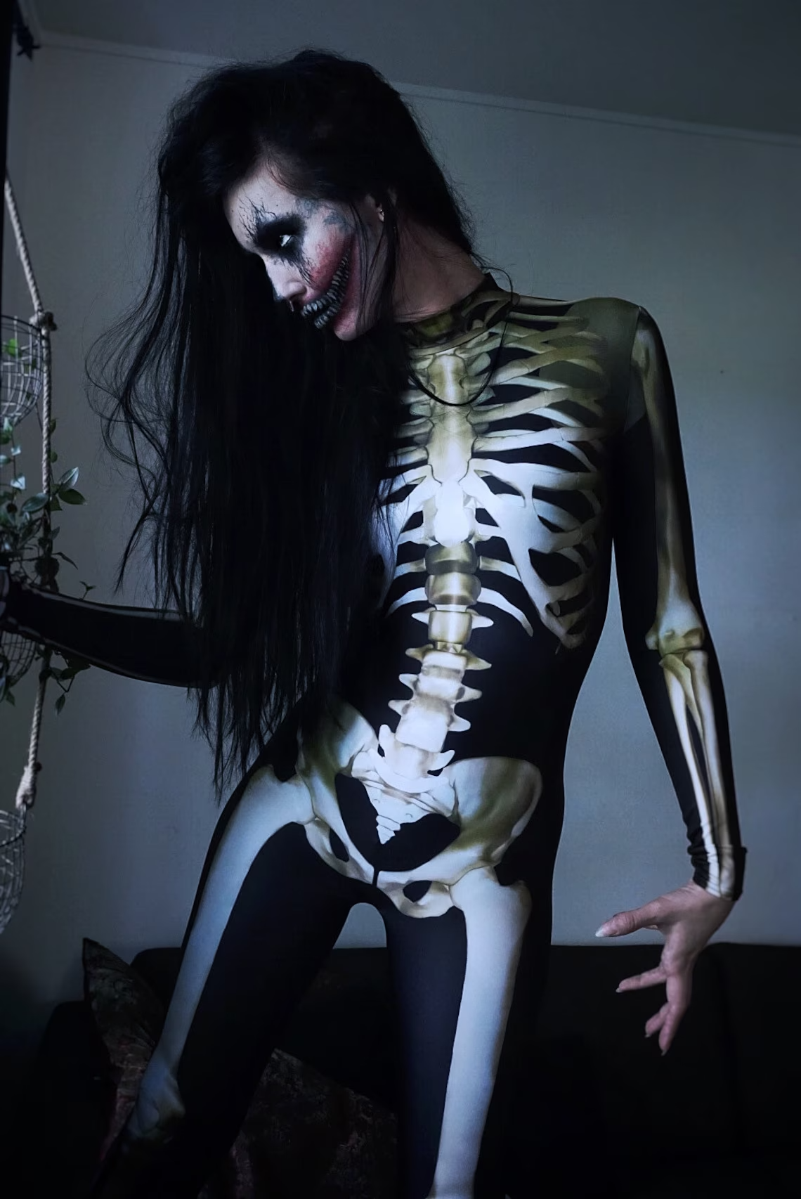 Iøynefallende glød i mørket skelett bodysuit, unisex. Skaper en minneverdig stil på enhver fest.