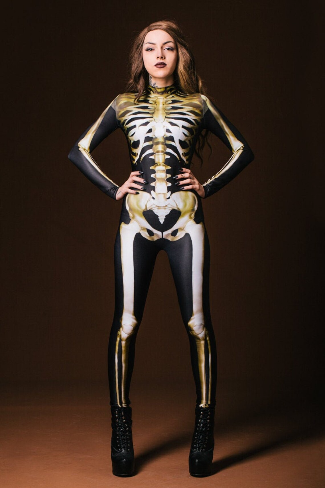 Unisex Halloween skelett bodysuit for voksne. Komfortabelt og festlig kostyme med skjelettmønster.