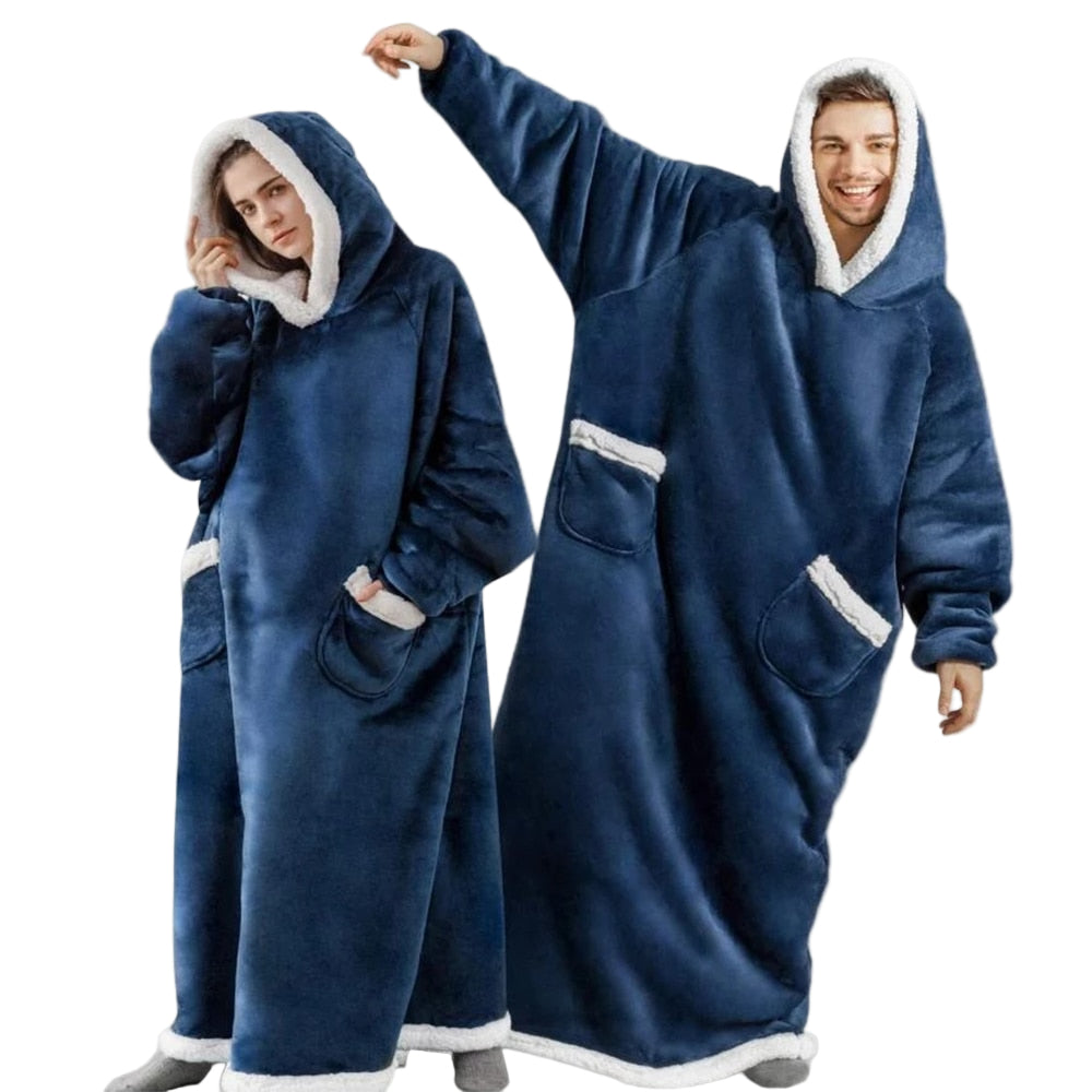 Unisex hetteteppe i myk grå fleece med ermer, perfekt for varme og koselig avslapning hjemme.