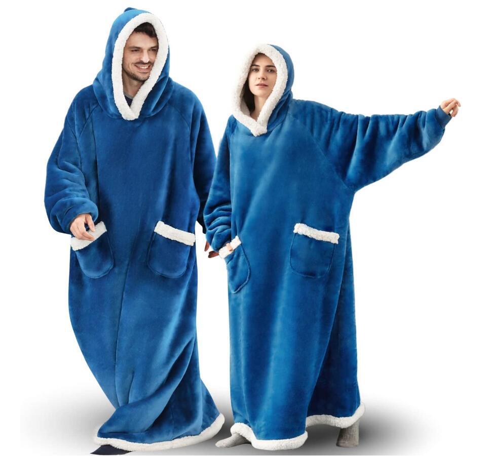 Nærbilde av det tykke, myke fleecestoffet på et varmt hetteteppe med ermer, for maksimal komfort.
