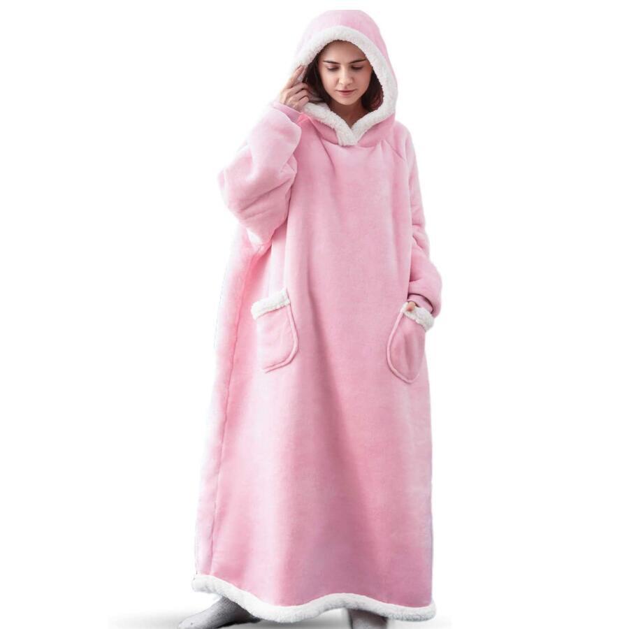 Mann slapper av i et koselig unisex hetteteppe i fleece med ermer, perfekt for kjølige kvelder og hjemmekos.