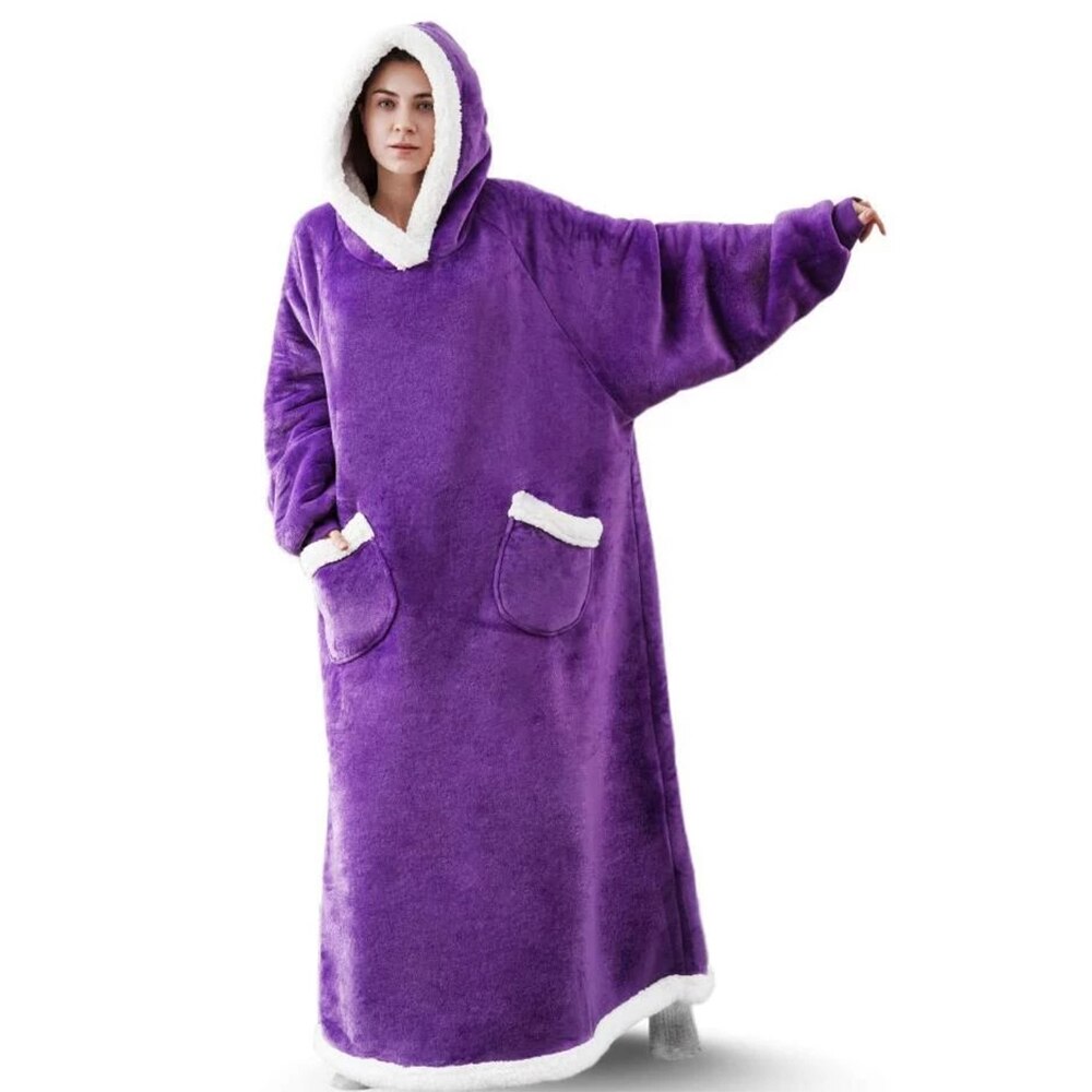 Stilrent hetteteppe i fleece i en nøytral farge, med ermer og overdimensjonert design for alle.
