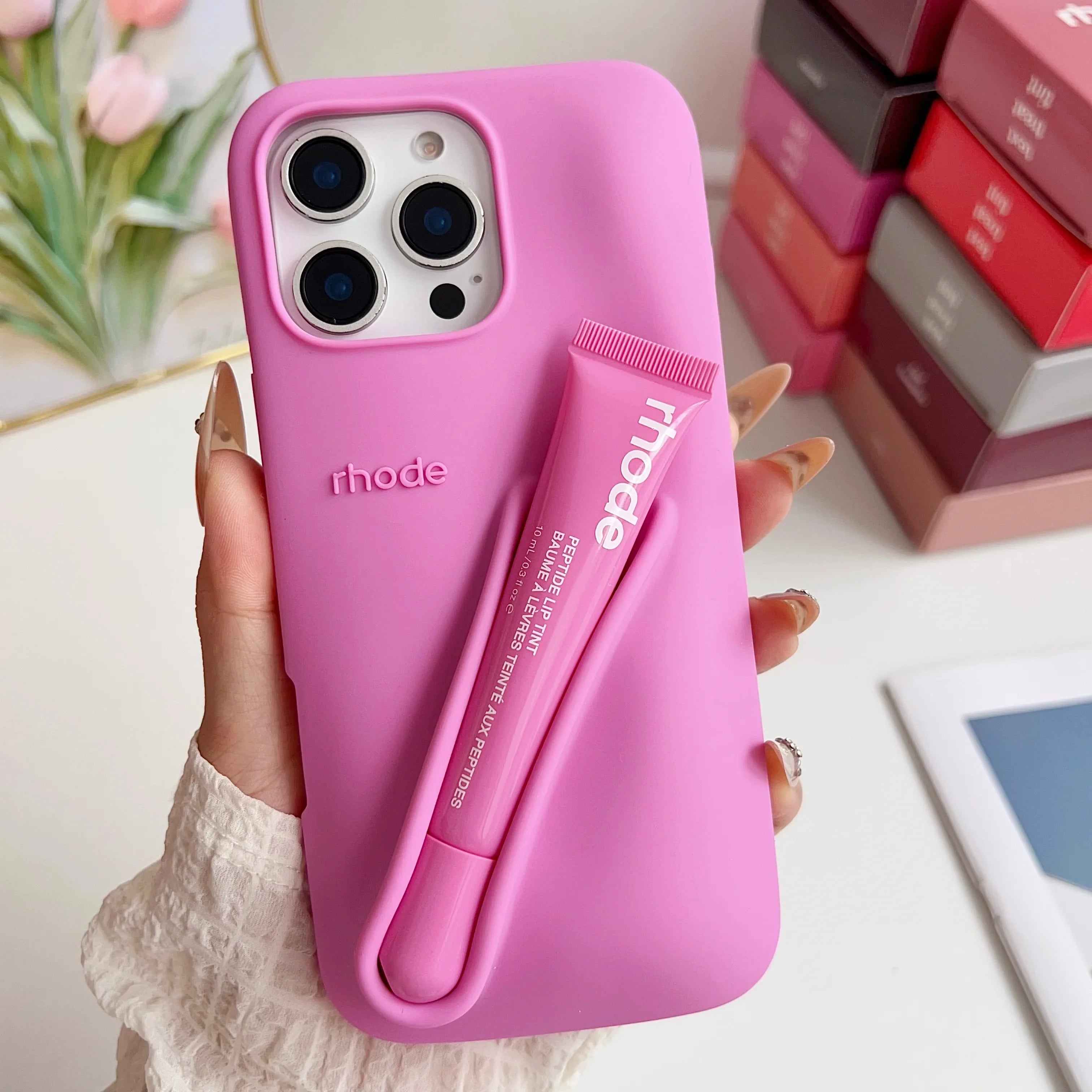 Robust iPhone deksel med et stilfullt lipgloss-sett. Beskytt din telefon med et snev av luksus.