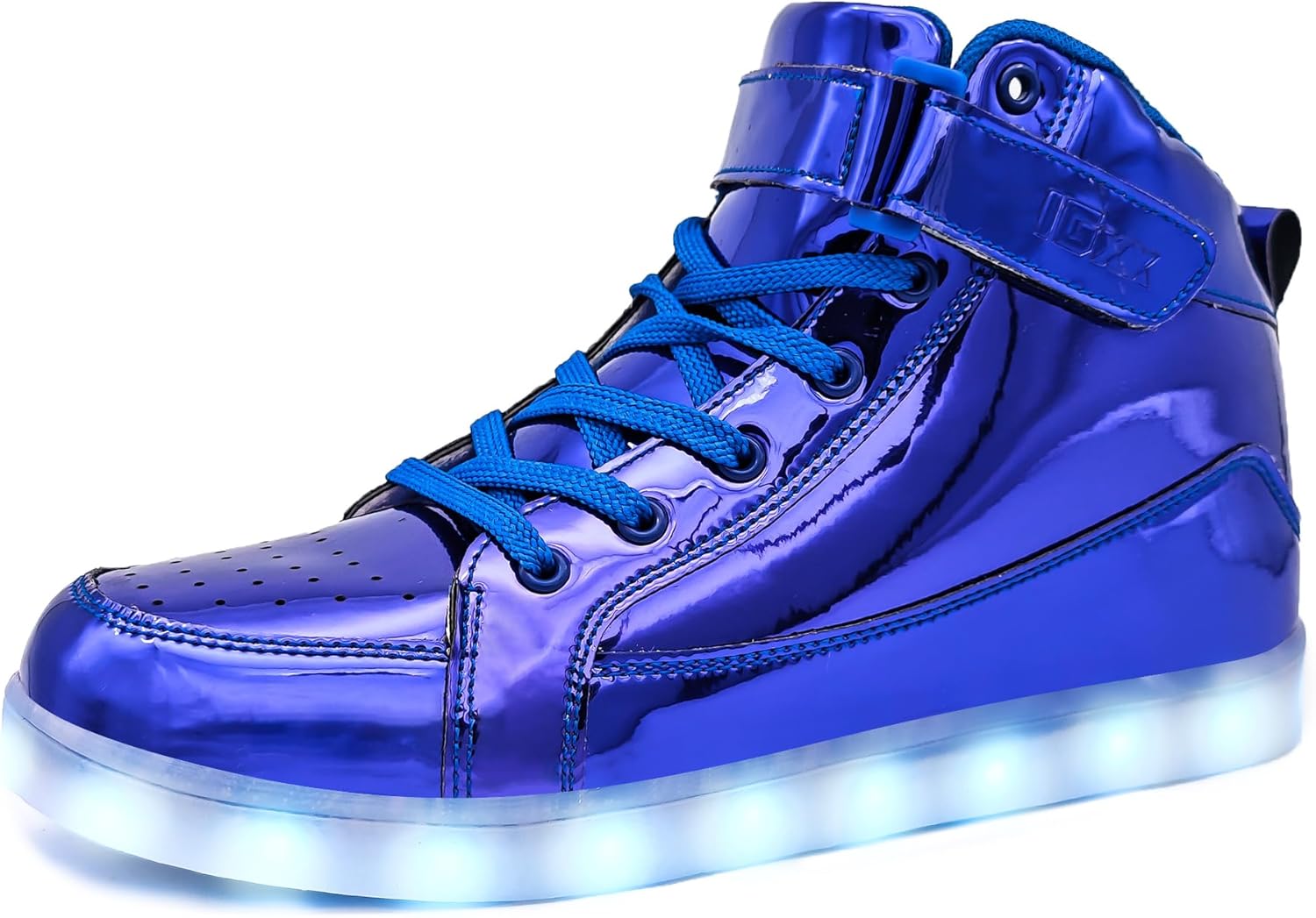 Oppladbare LED sneakers i en moderne butikkutstilling, fremhever dem som en must-have trend.