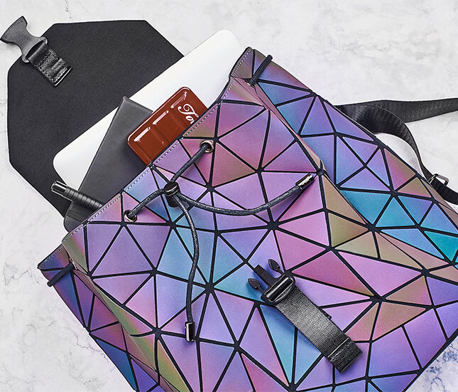 Lysende ryggsekk med geometrisk mønster. Trendy unisex bag som lyser i mørket, ideell for økt synlighet.