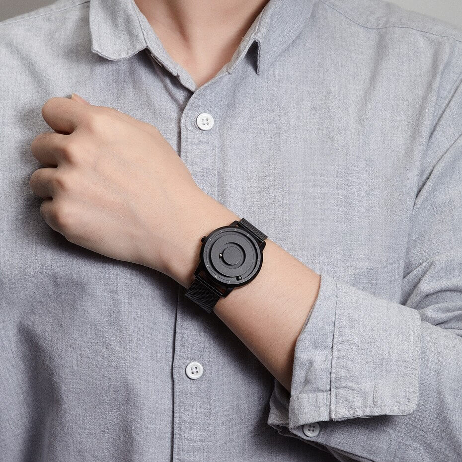 Stilig, moderne unisex klokke med magnetisk funksjon og minimalistisk design, egnet for henne og ham.