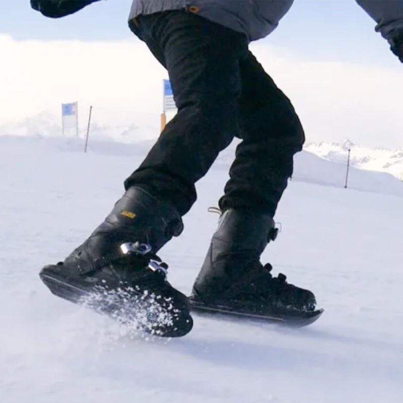 Allsidige miniski som festes på støvler. Gjør vinterstøvlene om til ski for snølek og eventyr.