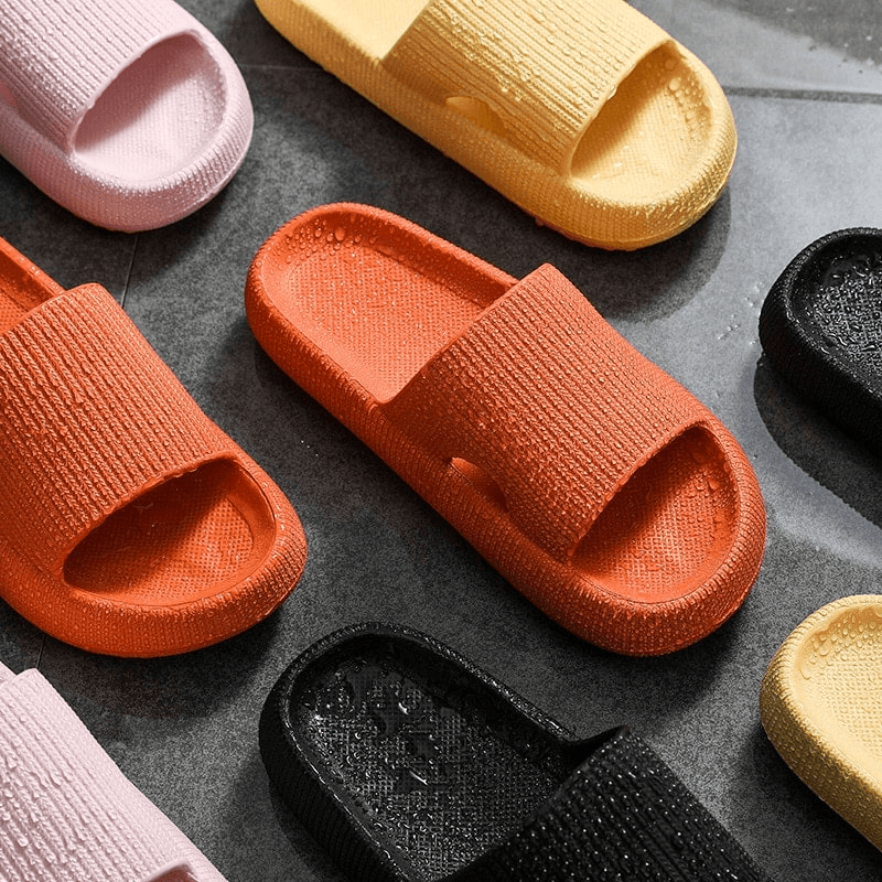 Sklisikre unisex sky-sandaler, ideelle som sommertøfler og badesandaler utendørs.