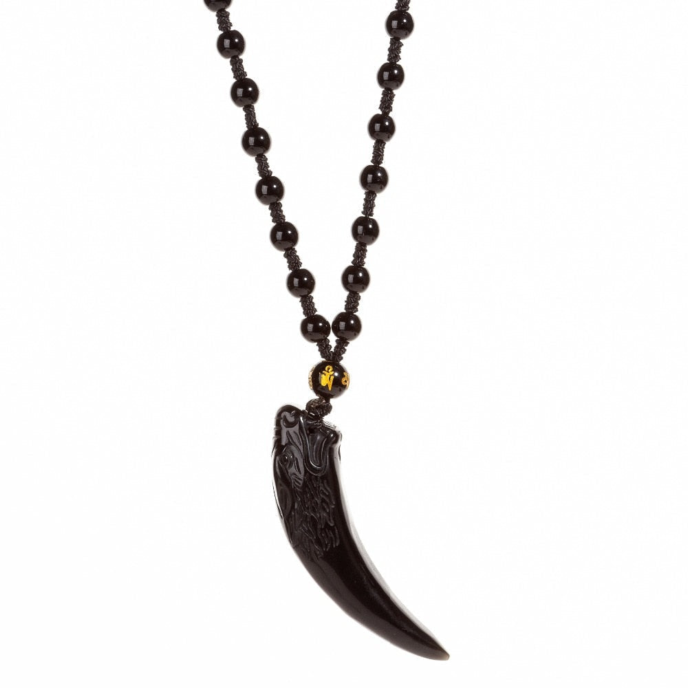 Unisex obsidian ulvehalskjede med elegant utskåret ulveanheng. Symboliserer styrke og beskyttelse.