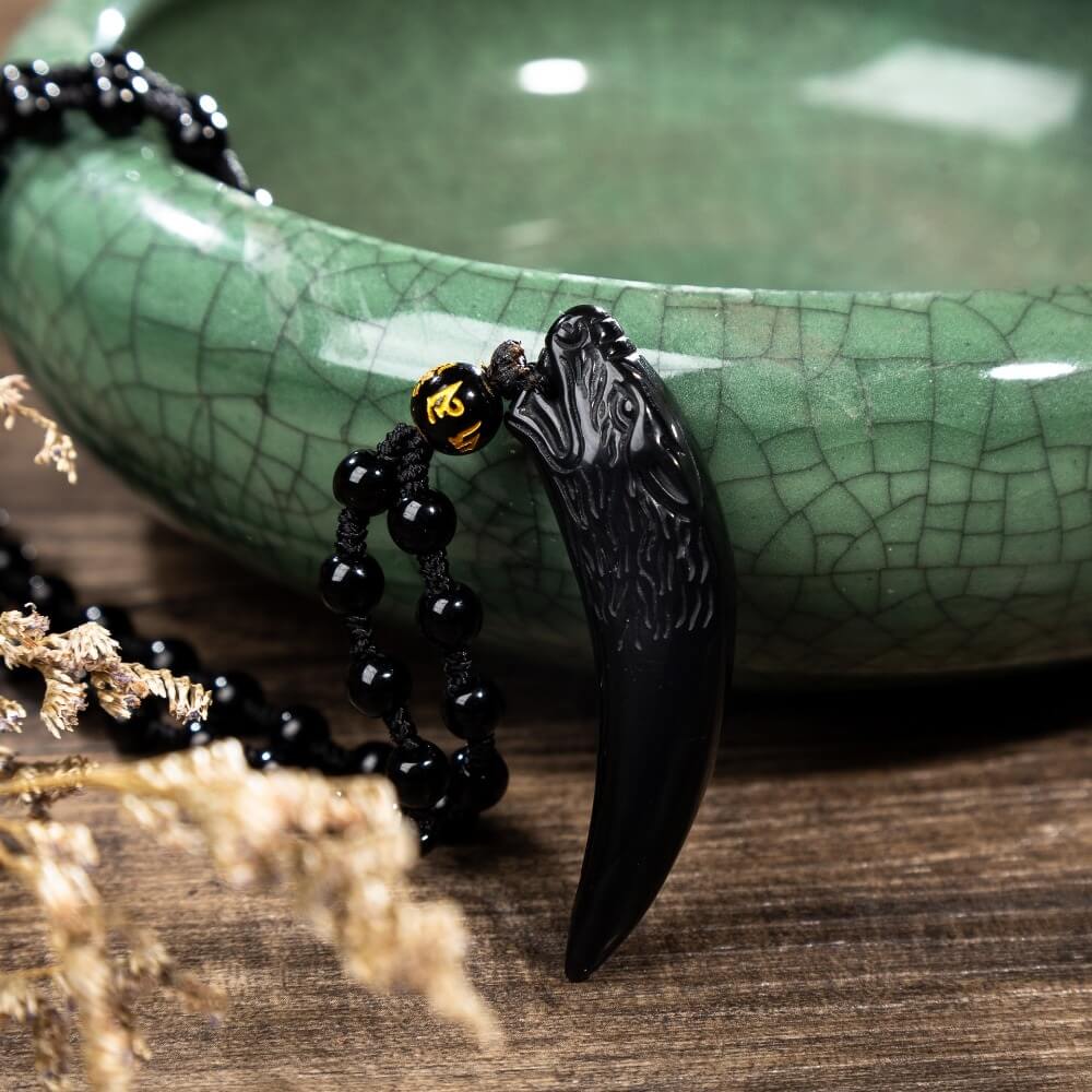 Unisex halskjede med polert obsidian ulv anheng. Elegant smykke for daglig bruk eller som gave.