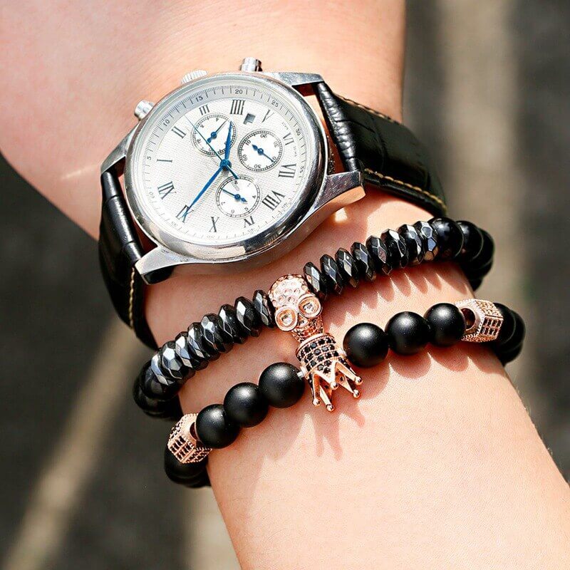 Unikt unisex onyks armbånd med mystiske hodeskalle- og kongelige krone-detaljer. Naturstein energi.