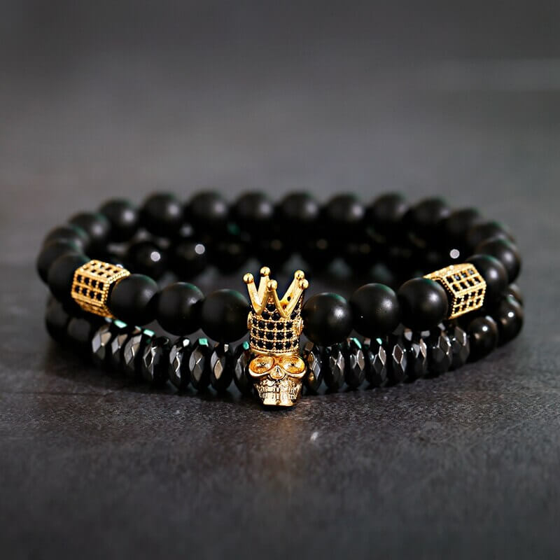 Stilrent onyx armbånd med detaljerte krone- og hodeskalleperler. Mote-tilbehør av naturstein, unisex.