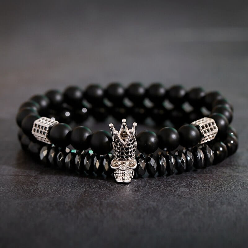 Unisex onyks armbånd som gir beskyttende energi. Natursteinsmykke med krone og hodeskalle for alle.