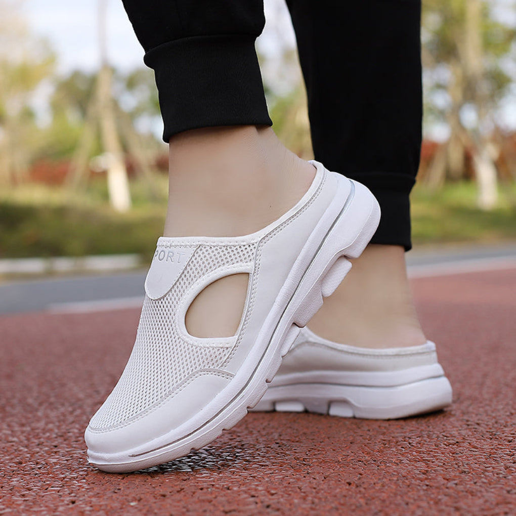 Hvite ortopediske tøfler for unisex, gir komfort og fotstøtte. Ideelle slip-on husklær for innendørs avlastning.