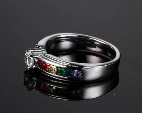 Nærbilde av en unisex regnbue Pride løftering i rustfritt stål, fargerikt symbol for LGBTQ+ kjærlighet.