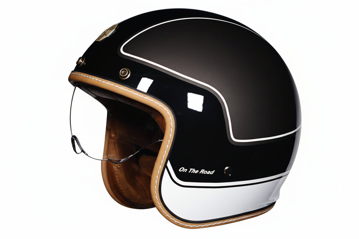 Frontbilde av matt svart unisex retro motorsykkelhjelm med integrert visir. ECE-sertifisert sikkerhet.
