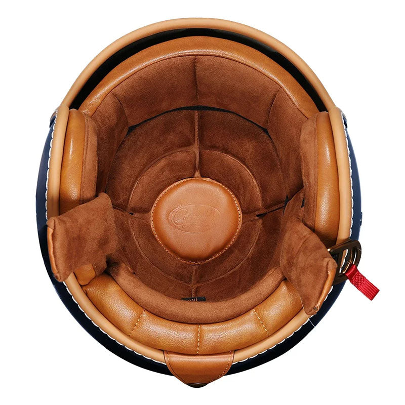 Detalj av retro åpen motorsykkelhjelm, unisex. Kombinerer klassisk design med moderne sikkerhet og visir.