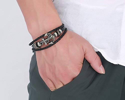 Svart skinnarmbånd med ankerlås for unisex. Et populært nautisk tilbehør og gave.