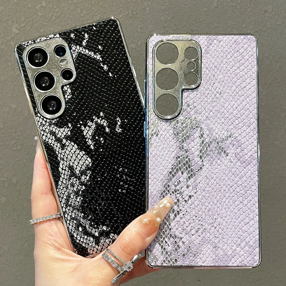 Beskyttende slangeskinn deksel for Samsung Galaxy S23 FE. Slitesterk telefonbeskyttelse med unikt mønster.