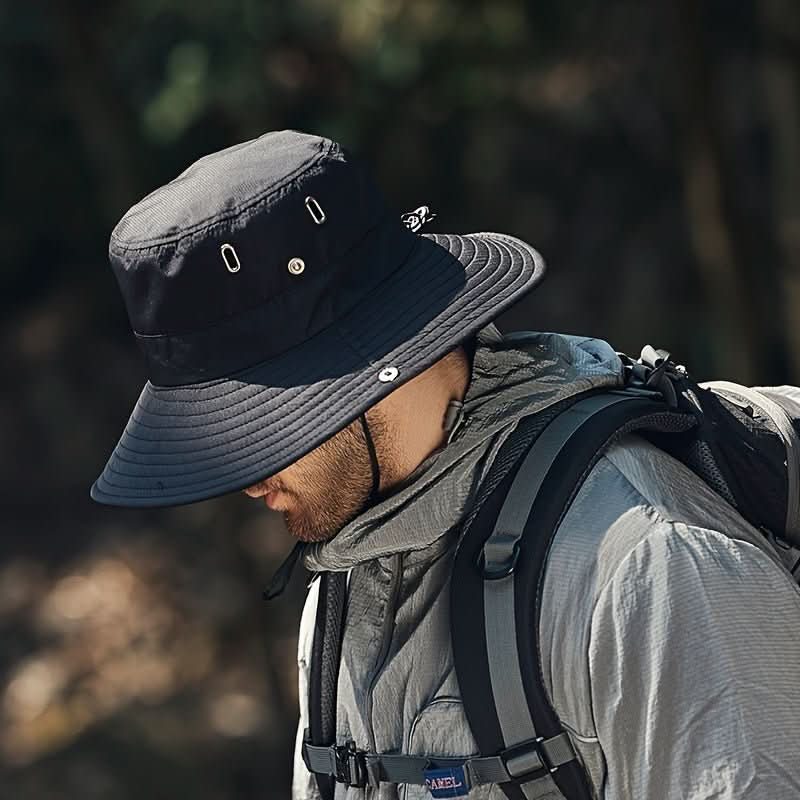 Pustende unisex solhatt med bred rand, ideell for fotturer. Tilbyr effektiv UV-beskyttelse under solen.