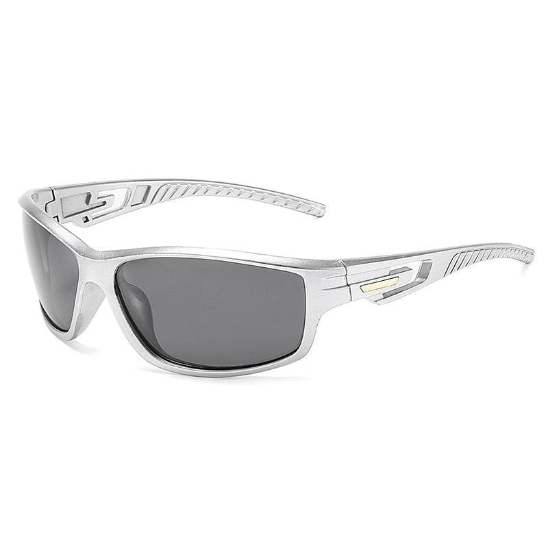 Detaljbilde av polarisert linse på unisex sportsolbriller. Gir UV400 beskyttelse mot skadelig sollys.