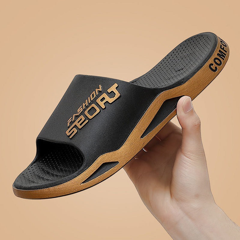 Detaljert bilde av sklisikker såle på unisex sportssandaler, for optimalt grep på alle underlag utendørs.
