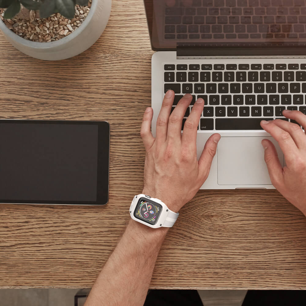 Ergonomisk unisex silikonrem og støtsikkert deksel for 44mm smartklokke. Komfortabel passform.