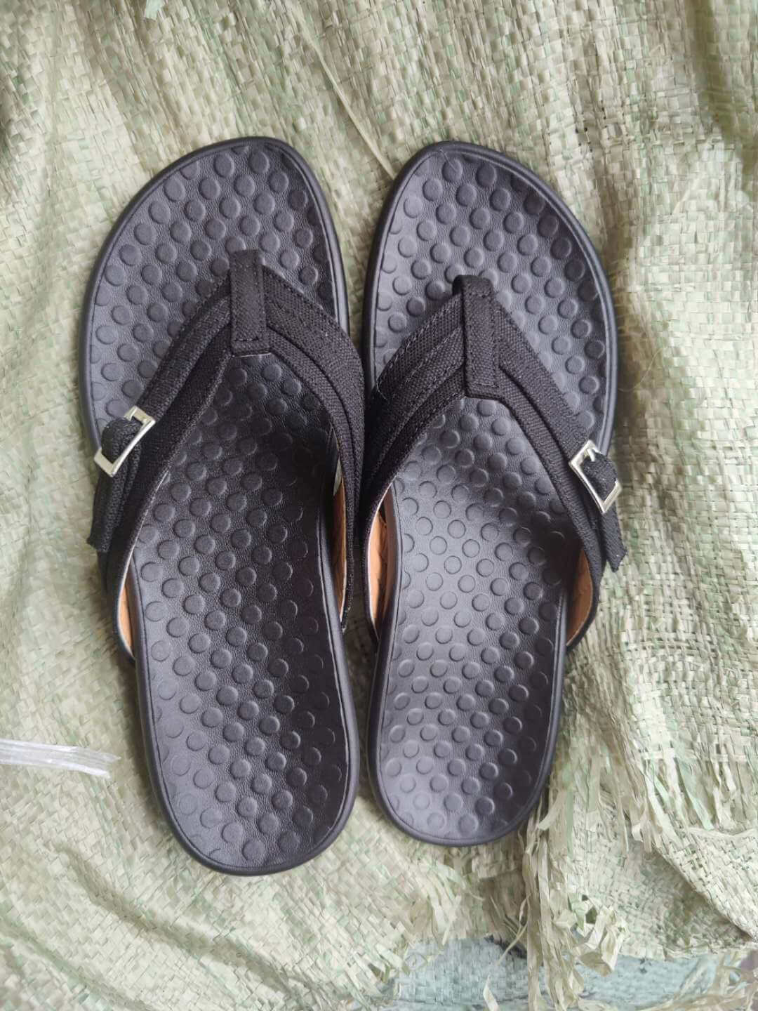 Justerbare unisex flip-flops med ergonomisk design og demping for perfekt passform. Støttende.
