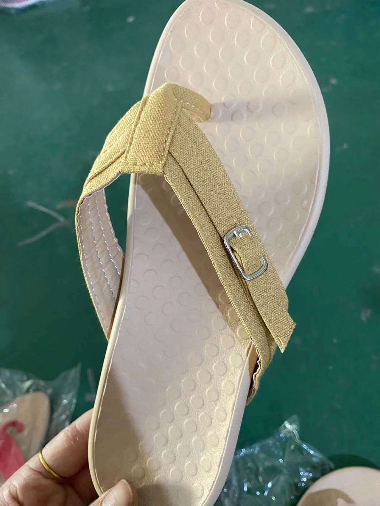 Komfortable støttende sandaler for strand og fritid, med god demping og fotpleie. Unisex design.