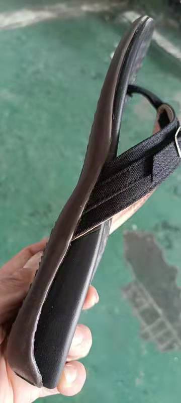 Moderne unisex flip-flops med demping, sklisikre og lett design for aktiv sommer. Justerbar passform.