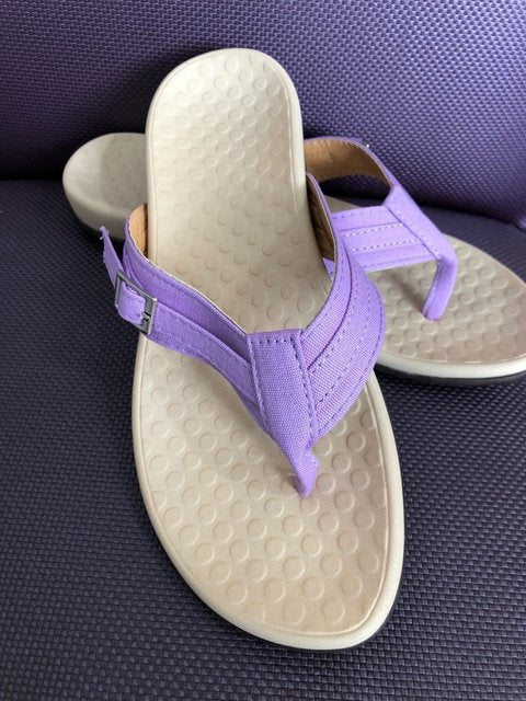Støttende sandaler med ergonomisk design og buestøtte for hele dagen komfort. Unisex fottøy.