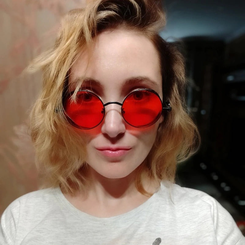 Trendy gotiske steampunk solbriller. Runde, polariserte glass og unisex metallramme for UV-beskyttelse.