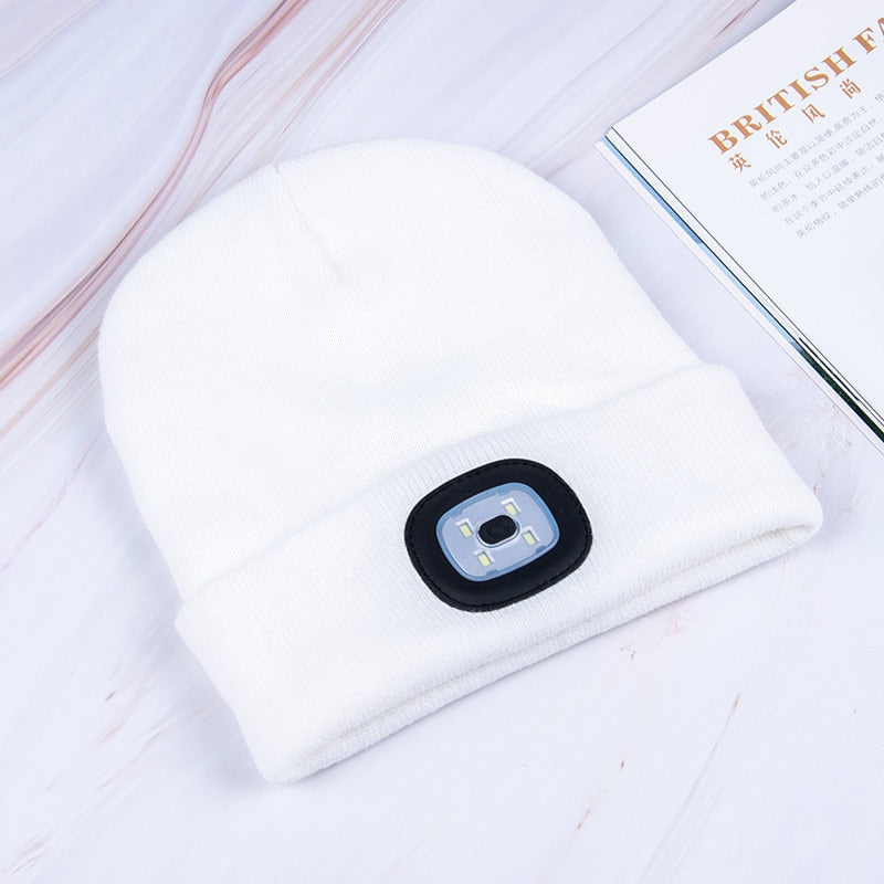 Unisex strikkelue med kraftig LED-lys, viser lyset i bruk.