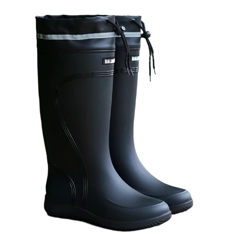 Røde, vanntette unisex regnstøvler. Sklisikre fottøy for regnvær, perfekt for stil og komfort ute.