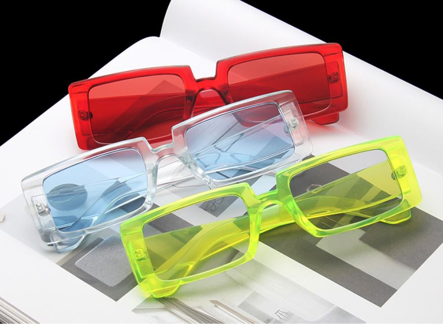 Unisex Sonnenbrille in rechteckigem Vintage-Design, detailaufnahme des Bügels