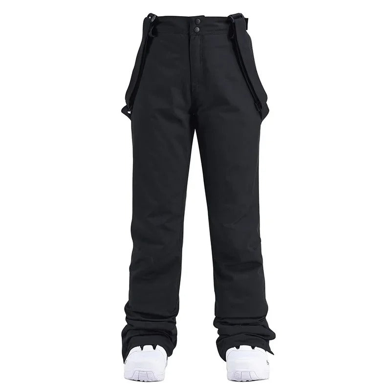 Detalj av sort unisex skibukse med justerbare suspensorer. Perfekt for vinteraktiviteter og snø.