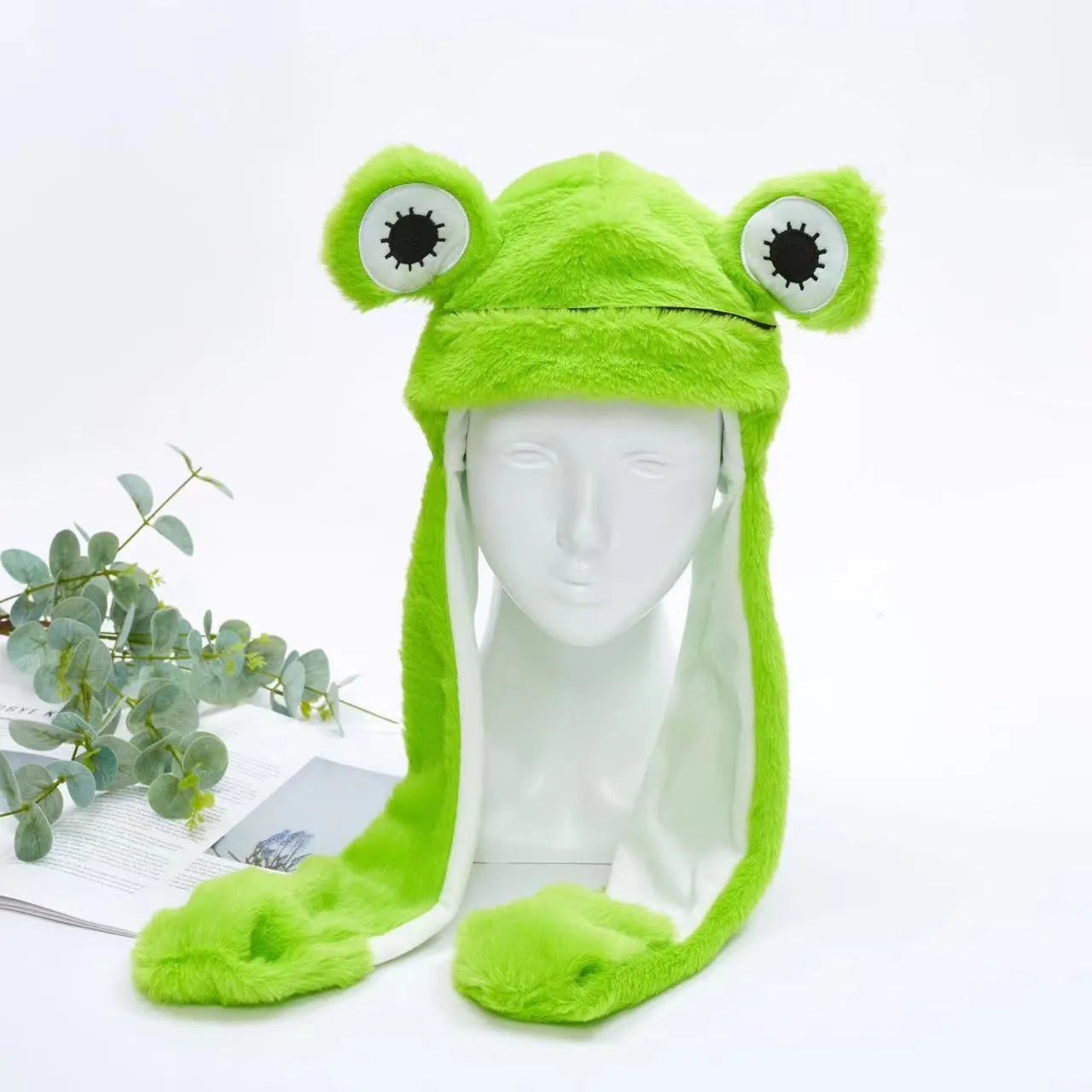 Hvit plysjlue med bevegelige ører, unisex og myk.
