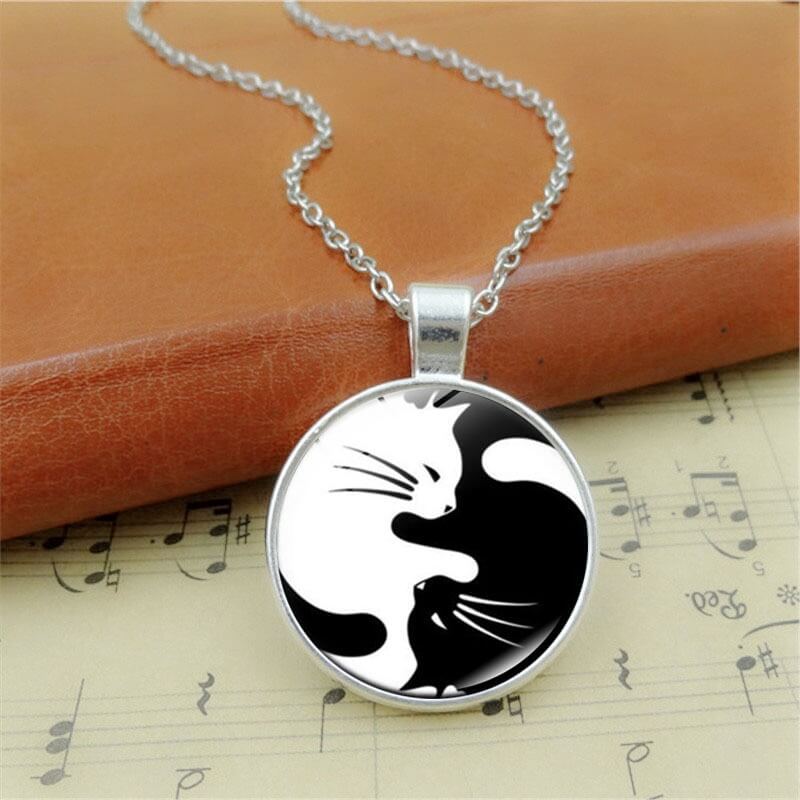 Personlig gave: Yin Yang kattekjede i rustfritt stål. Symboliserer balanse, kjærlighet og harmoni.