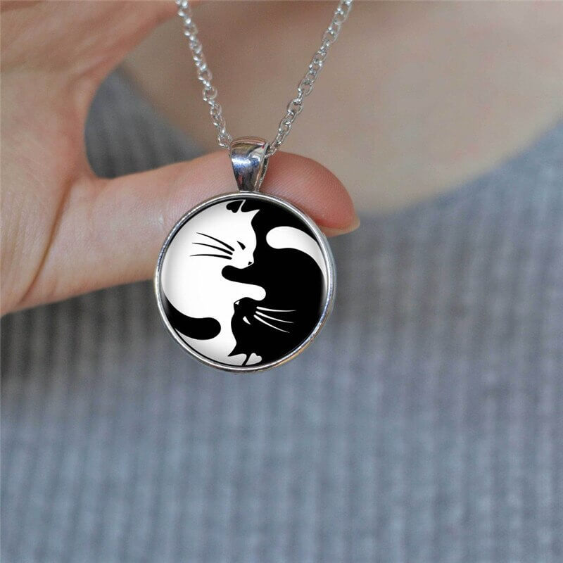 Detaljert yin yang katt smykke i rustfritt stål. Unisex lenkekjede med meningsfullt design.