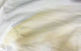 Universal flekkfjerner fjerner en oljeflekk fra en duk. Kraftig fettfjerner og smussfjerner.