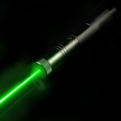 Kraftig grønn laserpeker med lang rekkevidde og justerbar fokus, perfekt som pekeverktøy.